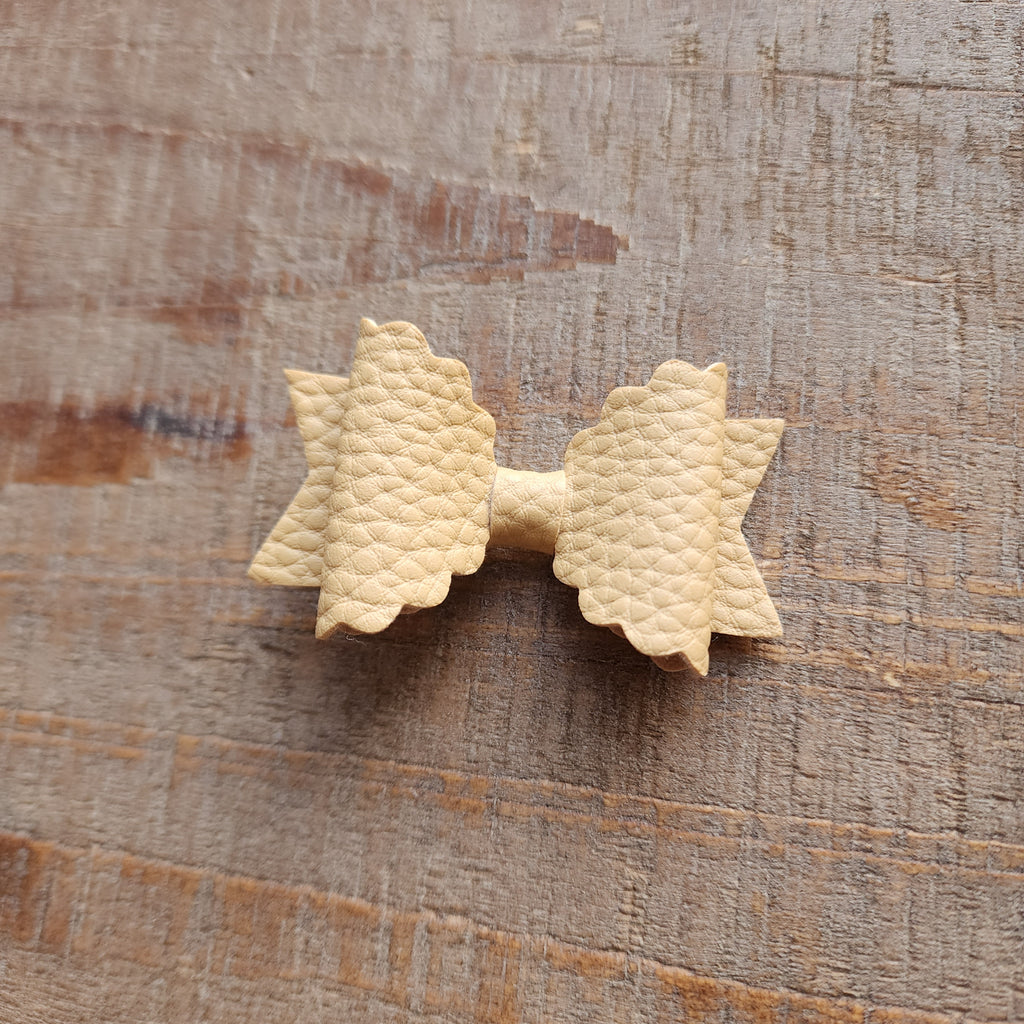 Scallop Pleather Bow Clip